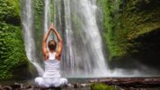 Yoga am Wasserfall