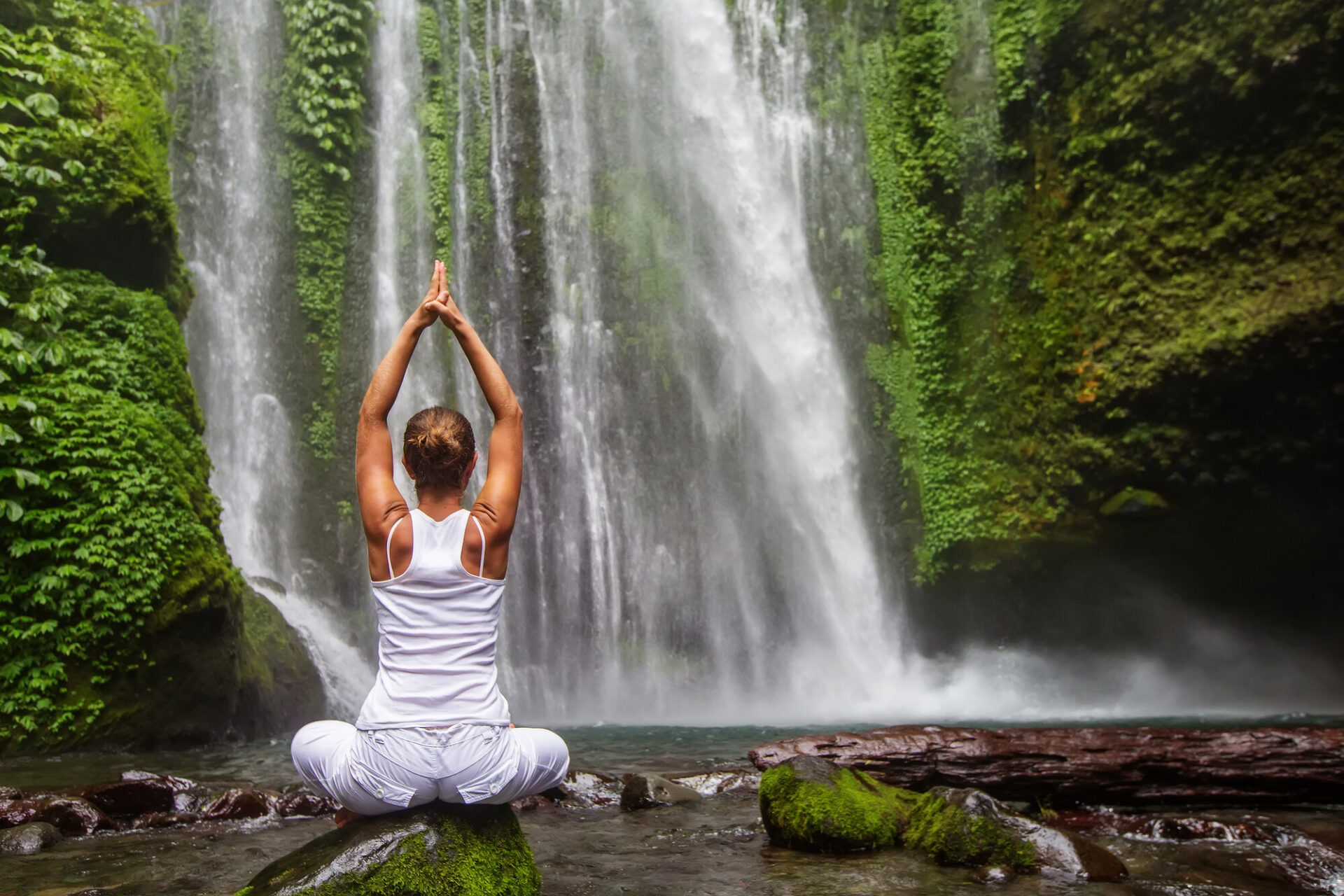 Yoga am Wasserfall